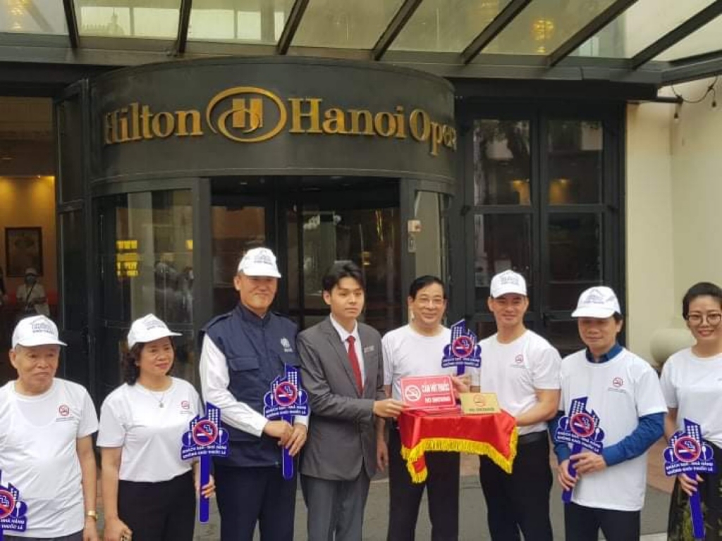 Đại diện của Tổ chức Y tế thế giới (WHO) tại Việt Nam và Giám đốc Quỹ Phòng, chống tác hại của thuốc lá-Bộ Y tế Lương Ngọc Khuê gắn biển cấm hút thuốc tại khách sạn Hilton Hanoi Opera