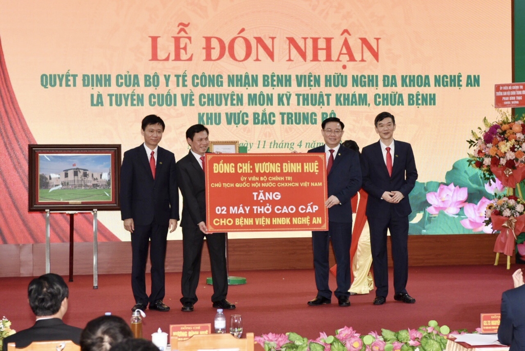 Đồng chí Vương Đình Huệ - Ủy viên Bộ Chính trị, Chủ tịch Quốc hội trao tặng BV Hữu nghị Đa khoa Nghệ An 2 máy thở cao cấp.
