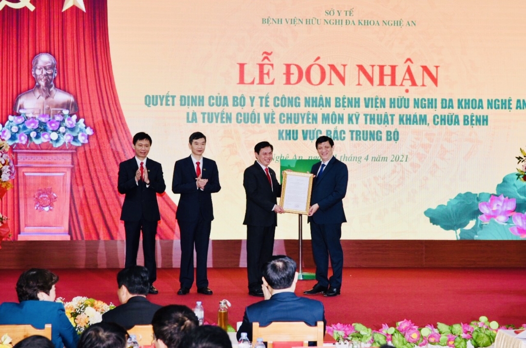 Bộ trưởng Bộ Y tế Nguyễn Thanh Long trao Quyết định công nhận bệnh viện tuyến cuối về chuyên môn kỹ thuật khám, chữa bệnh khu vực Bắc Trung Bộ cho BV Hữu nghị Đa khoa Nghệ An. 