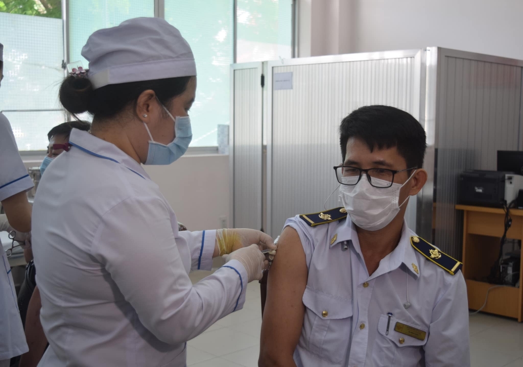 Cán bộ Khoa Phòng chống bệnh truyền nhiễm - Kiểm dịch Y tế quốc tế, CDC Cần Thơ tiêm được vắc xin phòng Covid-19