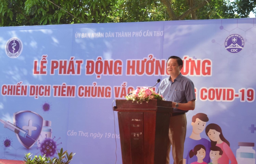 Ông Dương Tấn Hiển, Phó Chủ tịch thường trực UBND thành phố phát biểu phát động Chiến dịch tiêm chủng vắc xin phòng Covid-19