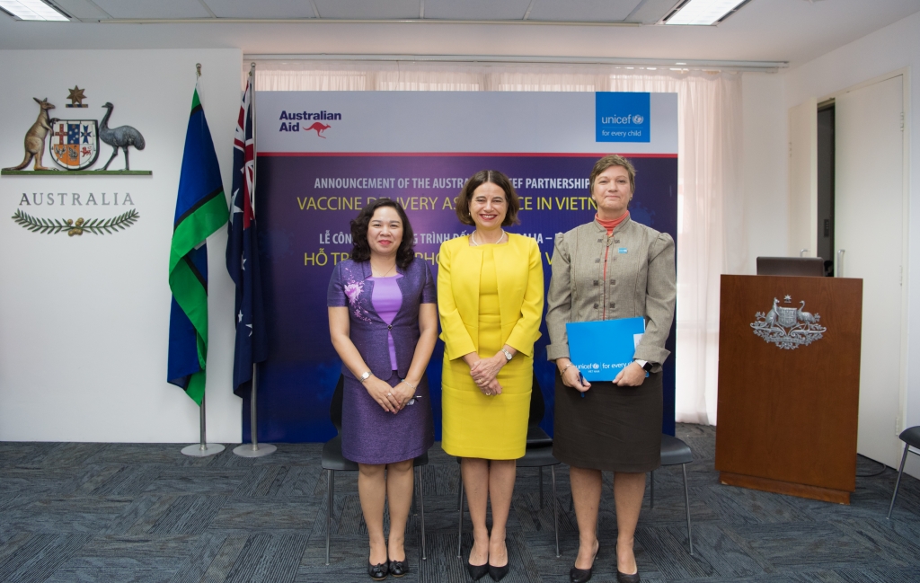 TS.Dương Thị Hồng- Phó Viện trưởng Viện Vệ sinh Dịch tễ Trung ương, Đại sứ Australia Robyn Mudie và Trưởng Đại diện UNICEF Rana Flowers tại Lễ công bố chương trình hỗ trợ phân phối vắc-xin COVID-19 tại Việt Nam. 