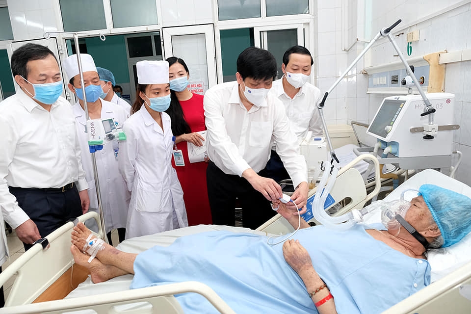 GS.TS Nguyễn Thanh Long, Ủy viên trung ương Đảng, Bộ trưởng Bộ Y tế và đoàn công tác thăm bệnh nhân tại BVĐK tỉnh Thanh Hóa.