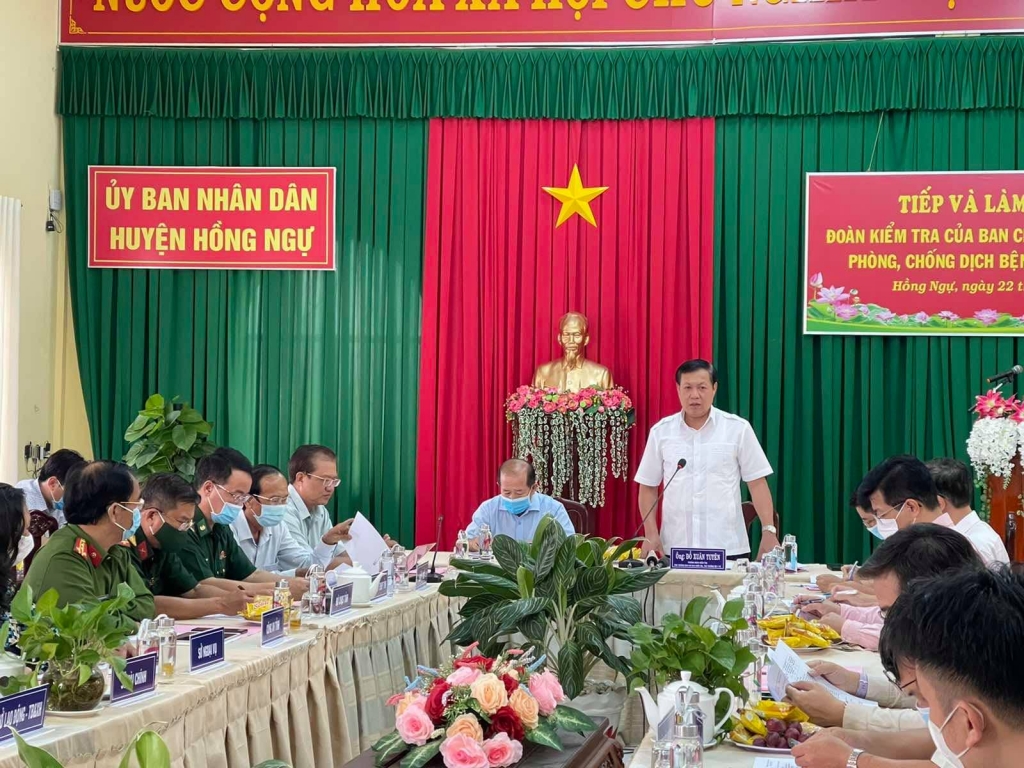Thứ trưởng Đỗ Xuân Tuyên phát biểu tại cuộc họp với BCĐ phòng chống dịch COVID-19 của tỉnh Đồng Tháp