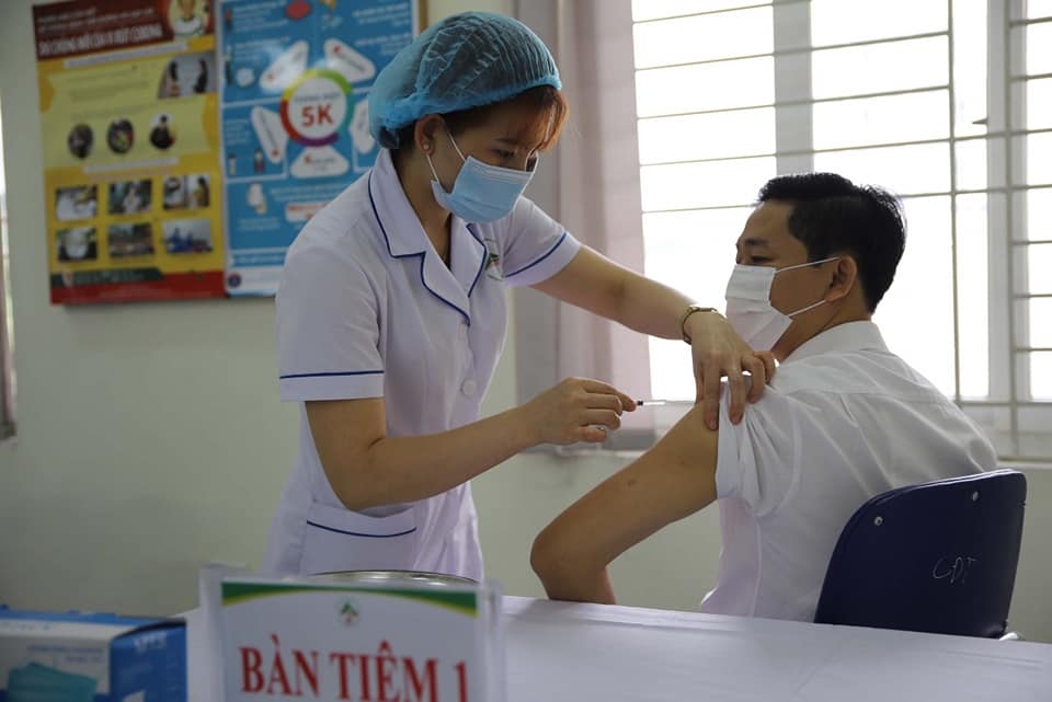 Lãnh đạo Sở Y tế thực hiện tiêm chủng tại điểm tiêm BVĐK tỉnh.