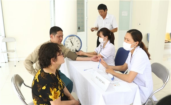 Nhân viên y tế tư vấn trước tiêm cho người được tiêm vắc xin Covid-19 tại huyện Gia Lâm