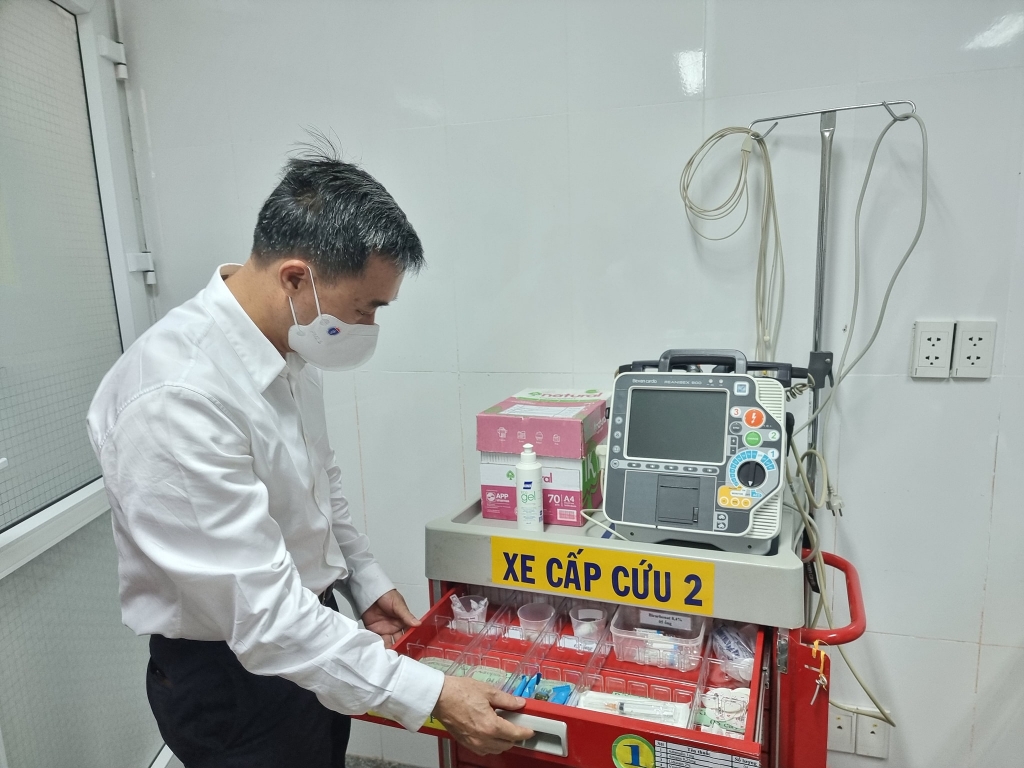 Thứ trưởng Bộ Y tế Trần Văn Thuấn kiểm tra trang thiết bị tại bệnh viện đa khoa tỉnh Sóc Trăng