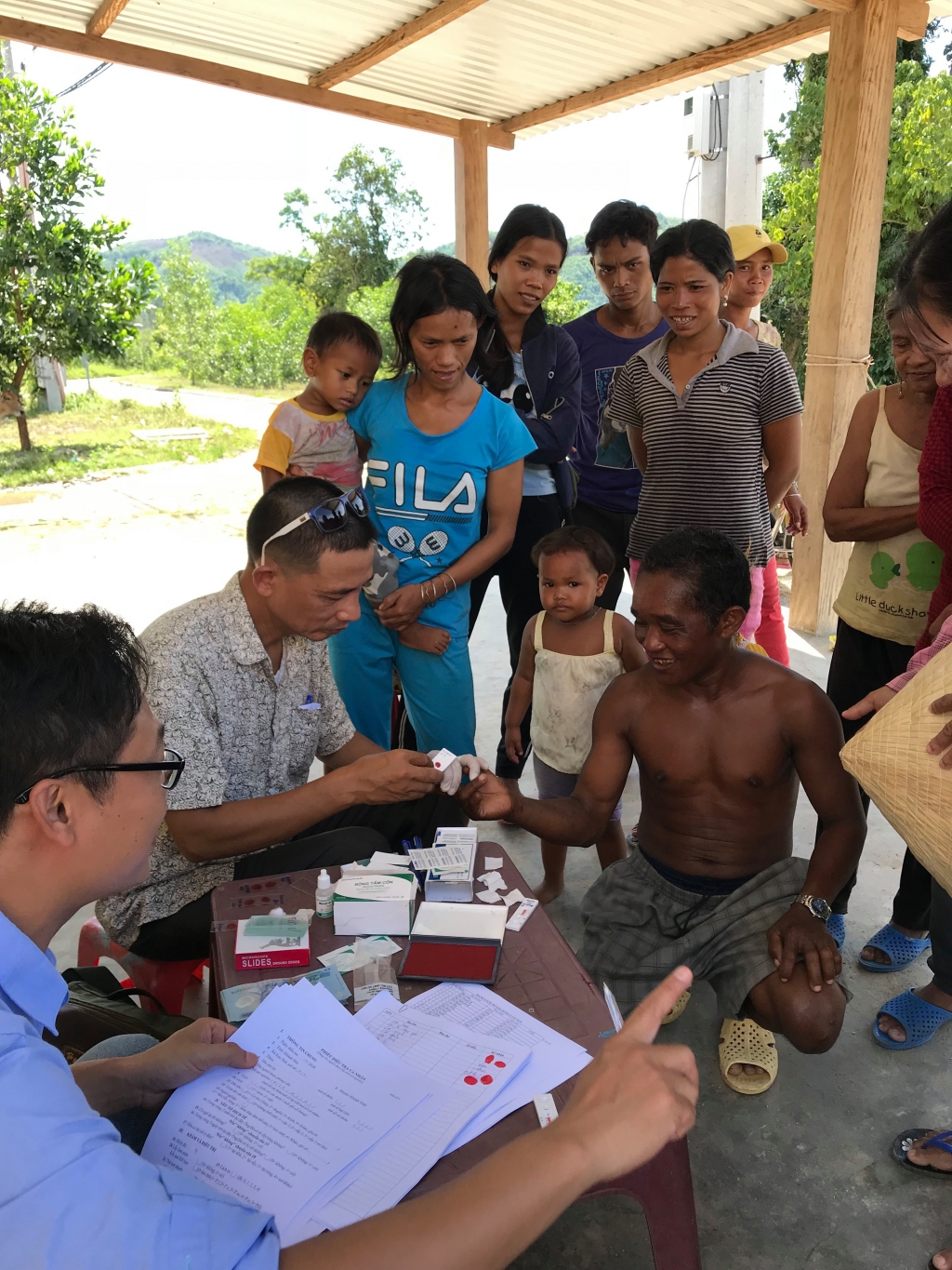 Tuyên  truyền, lấy  mẫu  máu  xét nghiệm sàng lọc sốt rét cho ngoief dân