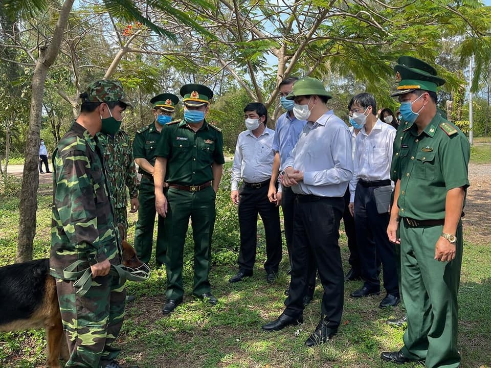 Bộ trưởng Bộ Y tế Nguyễn Thanh Long trao đổi cùng các chiến sĩ biên phòng tỉnh Kiên Giang về công tác phòng chống dịch Covid-19
