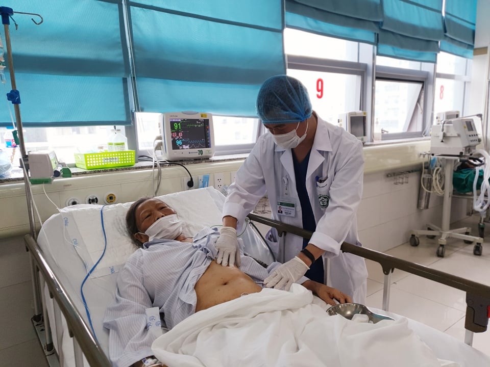 BSCKII. Trịnh Minh Thanh thăm khám, theo dõi sát sao diễn biến của bệnh nhân sau khi phẫu thuật