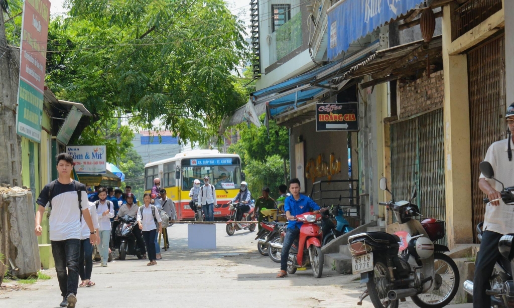 Tại nhiều điểm chờ xe bus, người dân không đeo khẩu trang, tụ tập thành các nhóm nhỏ trò chuyện