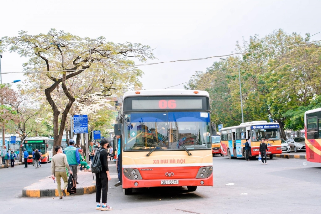 Người dân lơ là chủ quan phòng dịch Covid-19 khi sử dụng các phương tiện công cộng