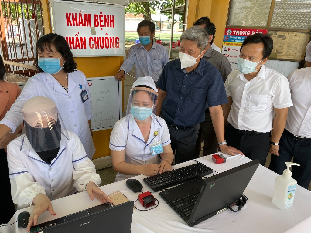 Đoàn công tác kiểm tra công tác phòng chống dịch tại Trung tâm y tế huyện An Phú tỉnh An Giang