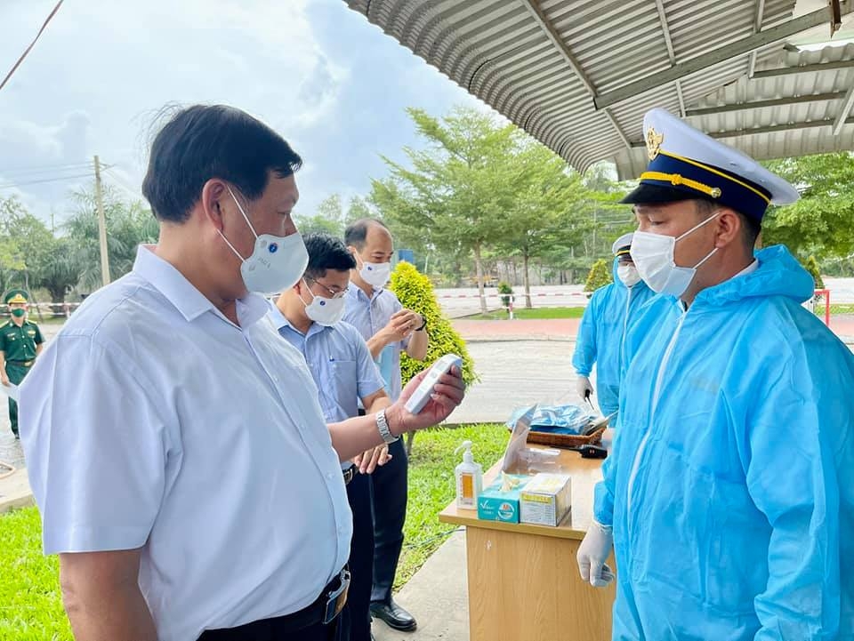Thứ trưởng Bộ Y tế Đỗ Xuân Tuyên kiểm tra thực tế tại Cửa khẩu Quốc tế Bình Hiệp, thị xã Kiến Tường, tỉnh Long An.