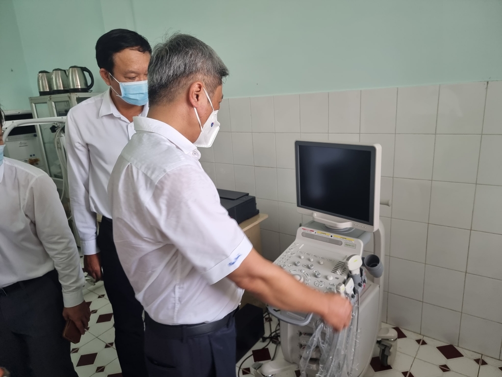 Thứ trưởng Nguyễn Trường Sơn kiểm tra trang thiết bị tại Bệnh viện dã chiến tỉnh Tiền Giang
