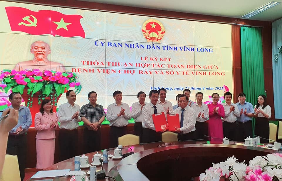 Lãnh đạo BV Chợ Rẫy (của Bộ Y tế) và Giám đốc Sở Y tế tỉnh Vĩnh Long ký hợp tác hỗ trợ về y tế trên địa bàn tỉnh từ nay đến năm 2025.