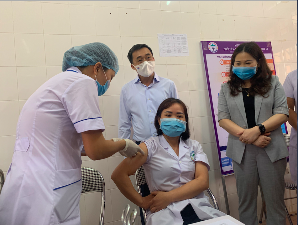 Thứ trưởng Bộ Y tế Trần Văn Thuấn kiểm tra công tác thực hành tiêm chủng tại TTYT huyện Yên Bình 