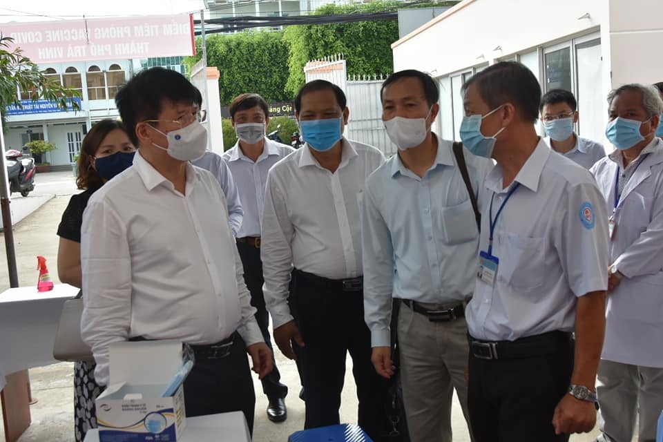 Đoàn công tác kiểm tra công tác triển khai tiêm vắc-xin phòng, chống dịch COVID-19 tại Trung tâm y tế thành phố Trà Vinh