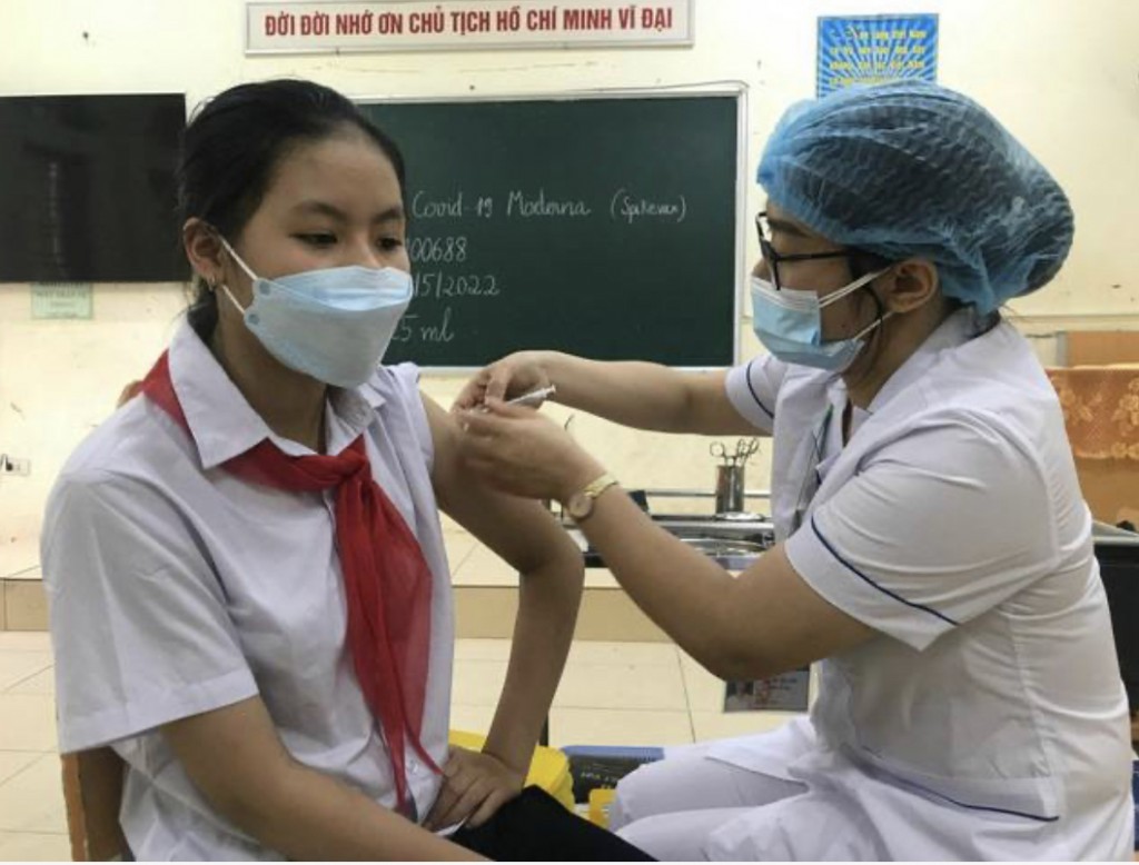Các học sinh đầu tiên được tiêm vắc xin ở Hà Nội