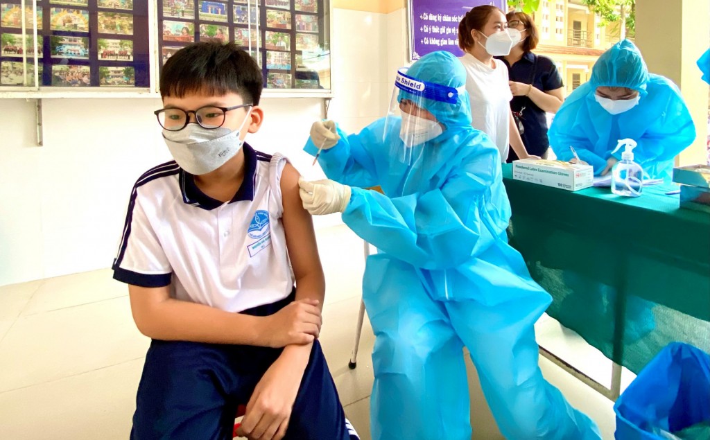 Tiêm vắc xin ngừa Covid-19 cho HS lớp 6 tại trường THCS Chu Văn An, TP.Thủ Dầu Một