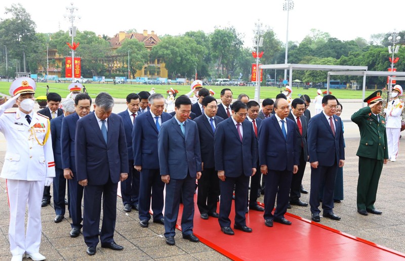 Các đồng chí lãnh đạo Đảng, Nhà nước thành kính tưởng nhớ Chủ tịch Hồ Chí Minh vĩ đại. Ảnh: Viết Thành