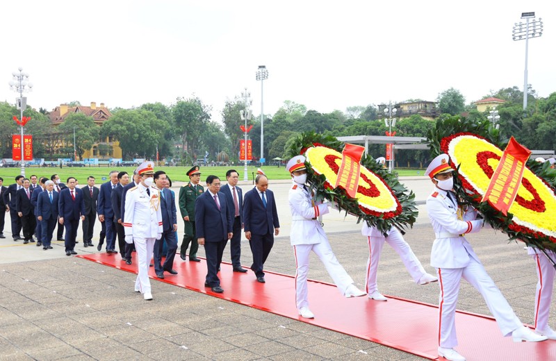 Đoàn đại biểu lãnh đạo Đảng, Nhà nước vào Lăng viếng Chú tịch Hồ Chí Minh. Ảnh: Viết Thành