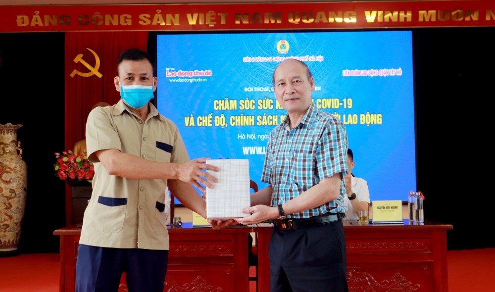 Ông Kiều Thanh Hùng - Phó Chủ tịch Thường trực Hội Nhà báo Hà Nội trao quà cho đoàn viên công đoàn