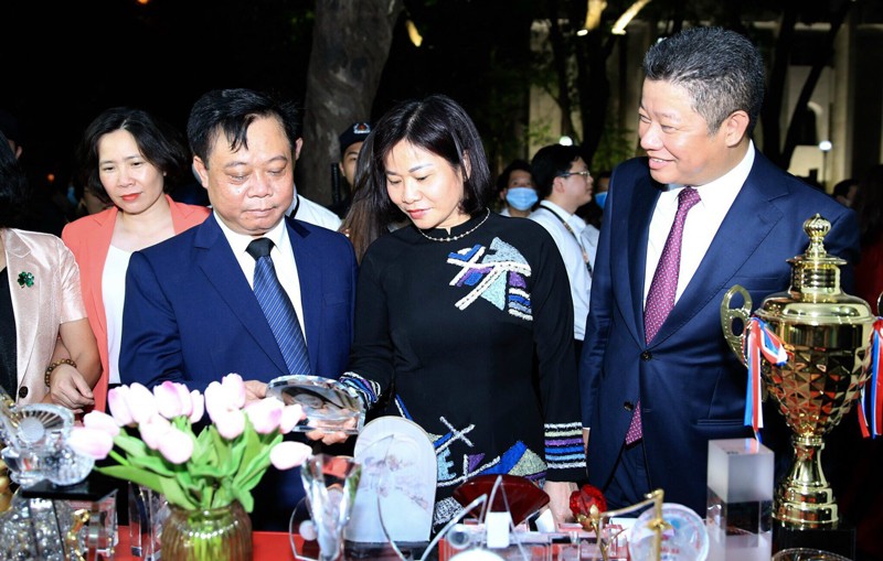 Phó Bí thư Thường trực Thành ủy Hà Nội Nguyễn Thị Tuyến cùng các đồng chí lãnh đạo tham quan gian trưng bày sản phẩm quà tặng.