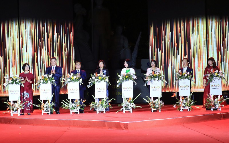 Phó Bí thư Thường trực Thành ủy Hà Nội Nguyễn Thị Tuyến và các đại biểu thực hiện nghi thức khai mạc