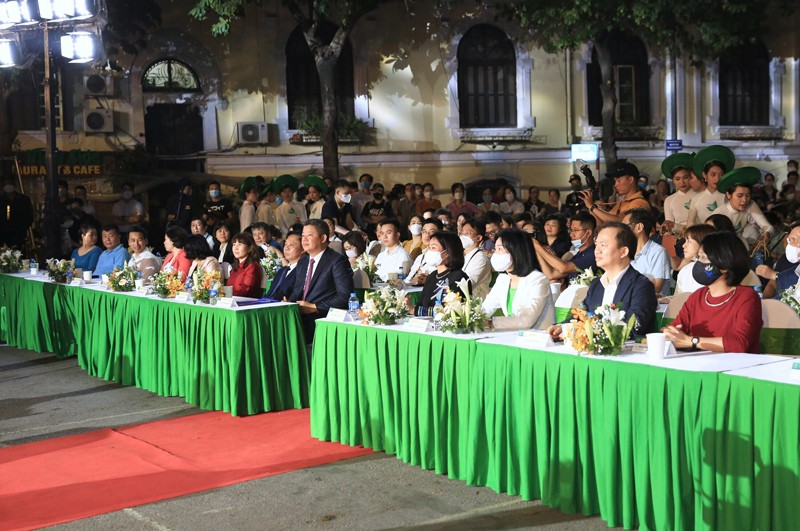 Các đại biểu tham dự buổi lễ khai mạc