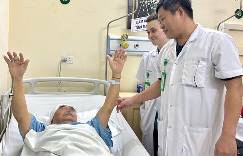 Phẫu thuật đồng thời hai đường mổ "bóc" khối u tuyến yên hiếm gặp