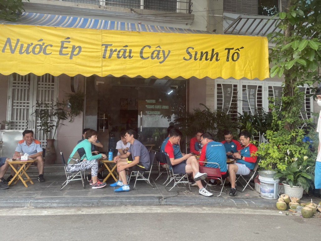 Nhiều quán cafe đông kín khách không thực hiện quy định giãn cách