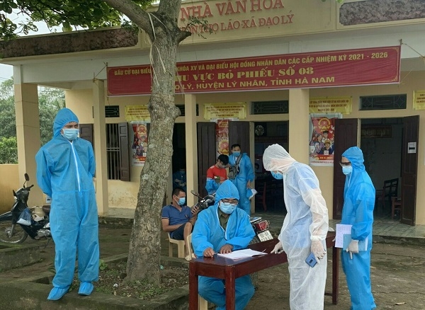 Cán bộ y tế Trung tâm Kiểm soát bệnh tật tỉnh Hà Nam thực hiện điều tra những người tiếp xúc gần tại xã Đạo Lý, huyện Lý Nhân