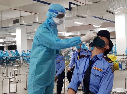 Công tác lấy mẫu xét nghiệm, truy vết được thực hiện xuyên đêm tại các công ty nằm trong khu công nghiệp tại Bắc Giang