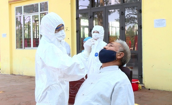 Các cán bộ y tế Hà Nội nhanh chóng bắt tay lấy mẫu xét nghiệm cho người dân trong cộng đồng.