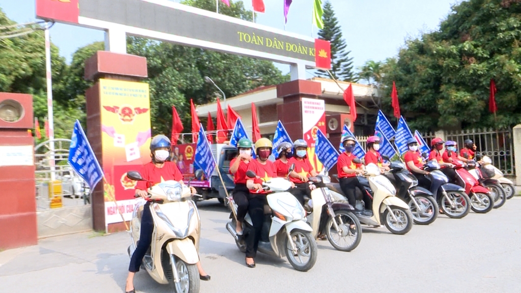 Hội LHPN huyện ra quân tuyên truyền lưu động về bầu cử và phòng chống dịch bệnh Covid-19