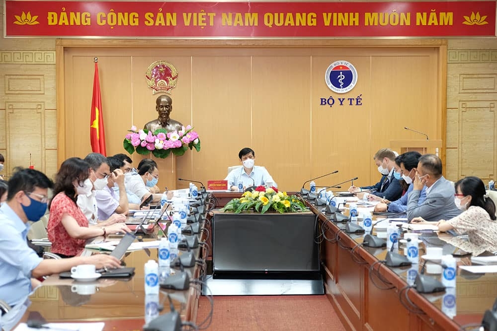 Quang cảnh cuộc họp với đại diện các đại sứ quán và các doanh nghiệp nước ngoài. Ảnh : Bộ Y tế