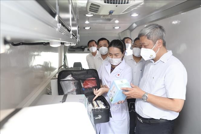 Thứ trưởng Bộ Y tế Nguyễn Trường Sơn kiểm tra trang thiết bị y tế, thuốc, dụng cụ y tế... trên xe chuyên dụng phục vụ SEA Games 31