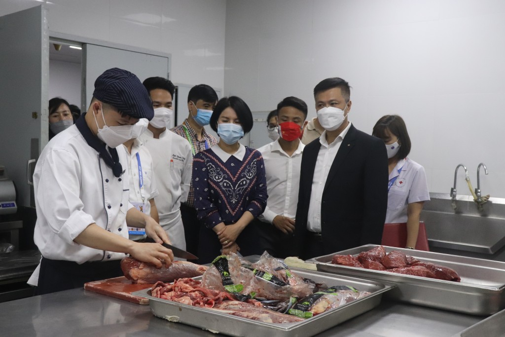 Đoàn kiểm tra của Sở Y tế Hà Nội do TS Trần Thị Nhị Hà - Giám đốc Sở Y tế Hà Nội làm Trưởng đoàn đã kiểm tra công tác y tế tại khách sạn Daewoo