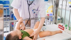 Cảnh báo liên tiếp nhiều vụ trẻ uống nhầm dầu thắp hương nguy hiểm đến tính mạng