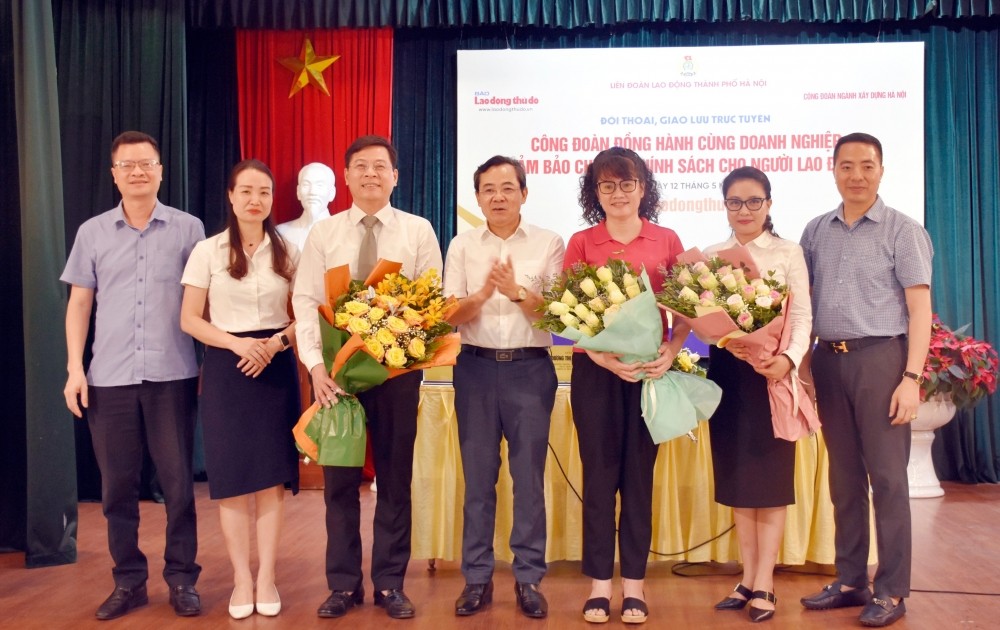 Lãnh đạo báo Lao động Thủ đô và Công đoàn ngành Xây dựng Hà Nội tặng hoa các chuyên gia.