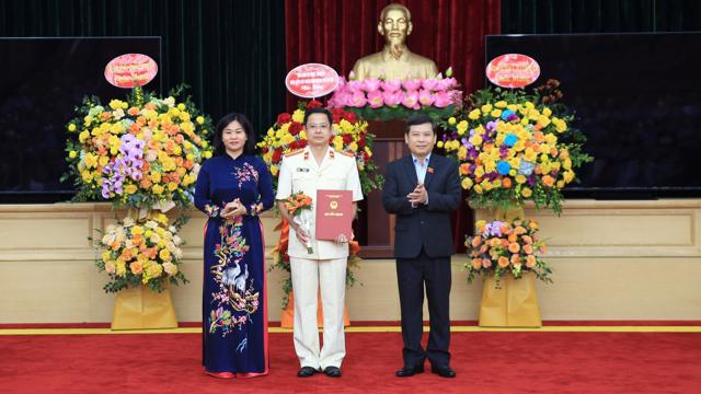 Viện trưởng VKSND Tối cao Lê Minh Trí và Phó Bí thư Thường trực Thành ủy Hà Nội Nguyễn Thị Tuyến trao quyết định cho ông Ngô Hồng Sơn.