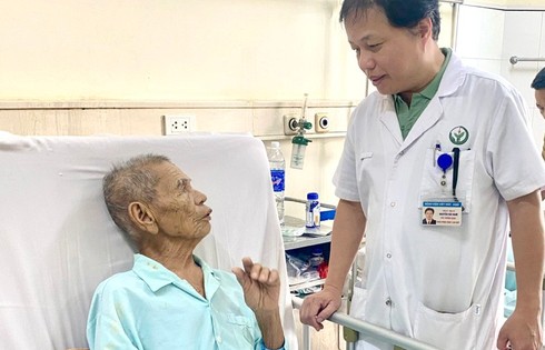 Phẫu thuật nội soi lấy sỏi mật cho cụ ông 99 tuổi