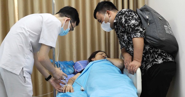 Công nhân nghi ngộ độc thực phẩm được chăm sóc sức khoẻ tại Bệnh viện Hữu nghị Lạc Việt. Ảnh: Báo Vĩnh Phúc