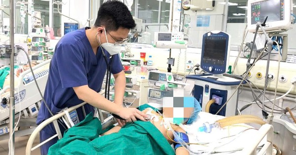 Mẩu gỗ nhỏ xíu đâm vào chân khi đá bóng khiến bé 7 tuổi uốn ván nguy kịch