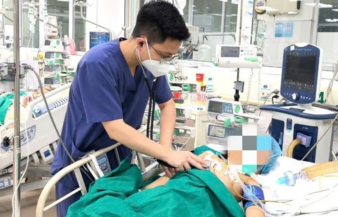 Bệnh nhi uốn ván nguy kịch chỉ vì mảnh gỗ nhỏ đâm vào chân