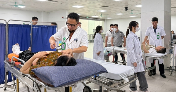 Thăm khám cho bệnh nhân tại khu vực cấp cứu của Bệnh viện Hữu nghị Việt Đức.