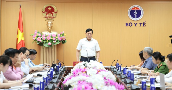 Thứ trưởng Thường trực Bộ Y tế Đỗ Xuân Tuyên chủ trì hội nghị tại điểm cầu Bộ Y tế.