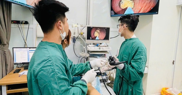 Bã thức ăn đóng cục trong dạ dày cụ bà