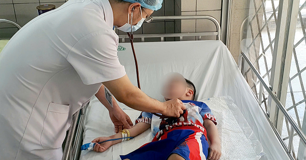 Hi hữu bé trai 5 tuổi nghịch dây giải rút, tự thắt cổ mình
